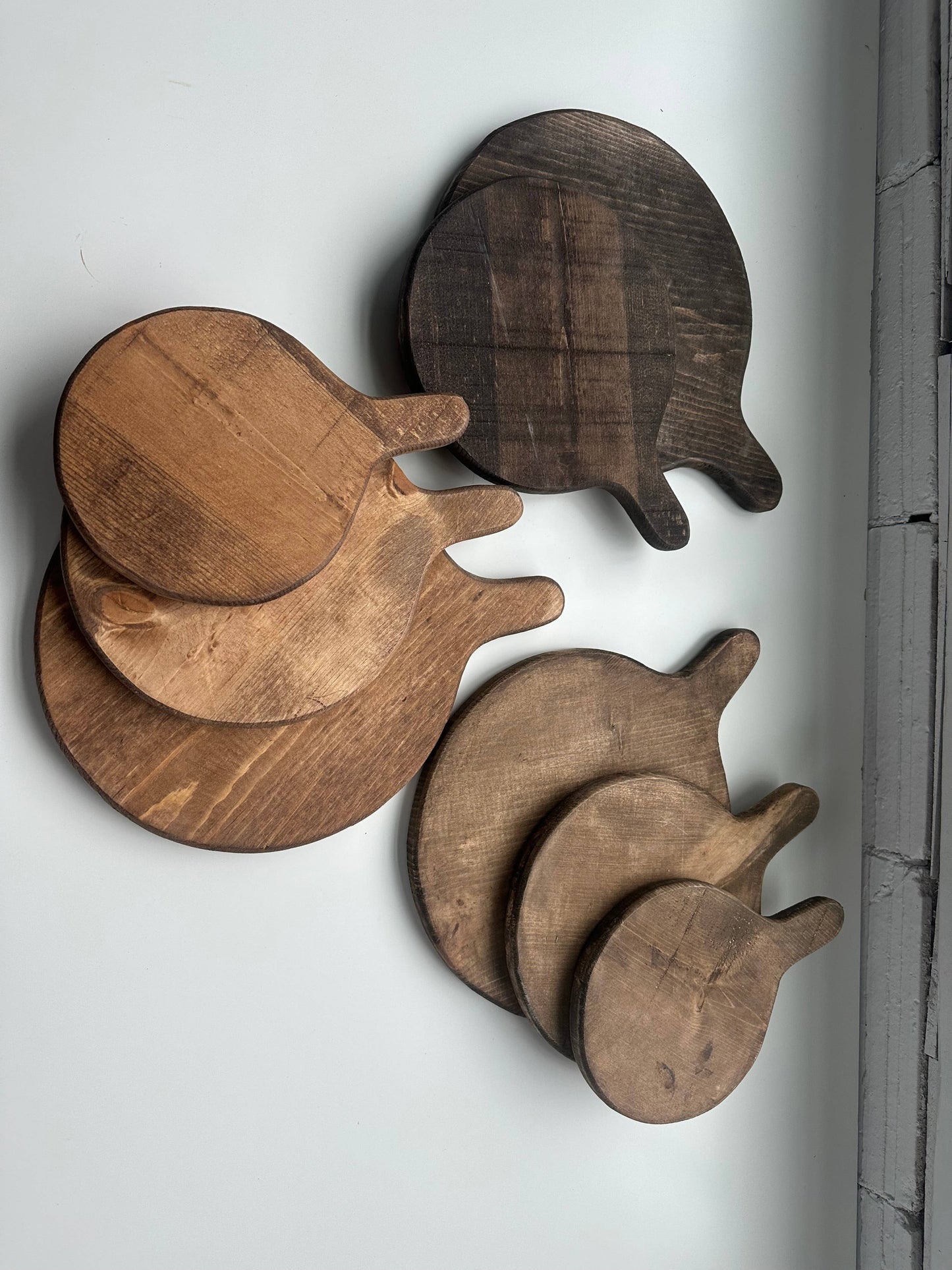 Round board with handle: Walnut / Medium