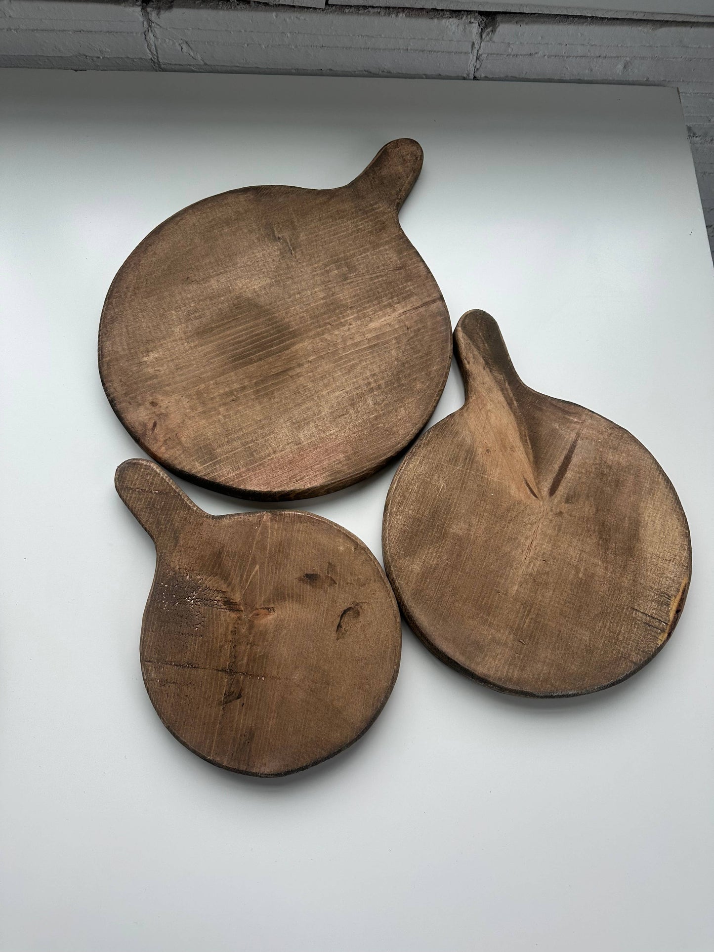 Round board with handle: Walnut / Medium