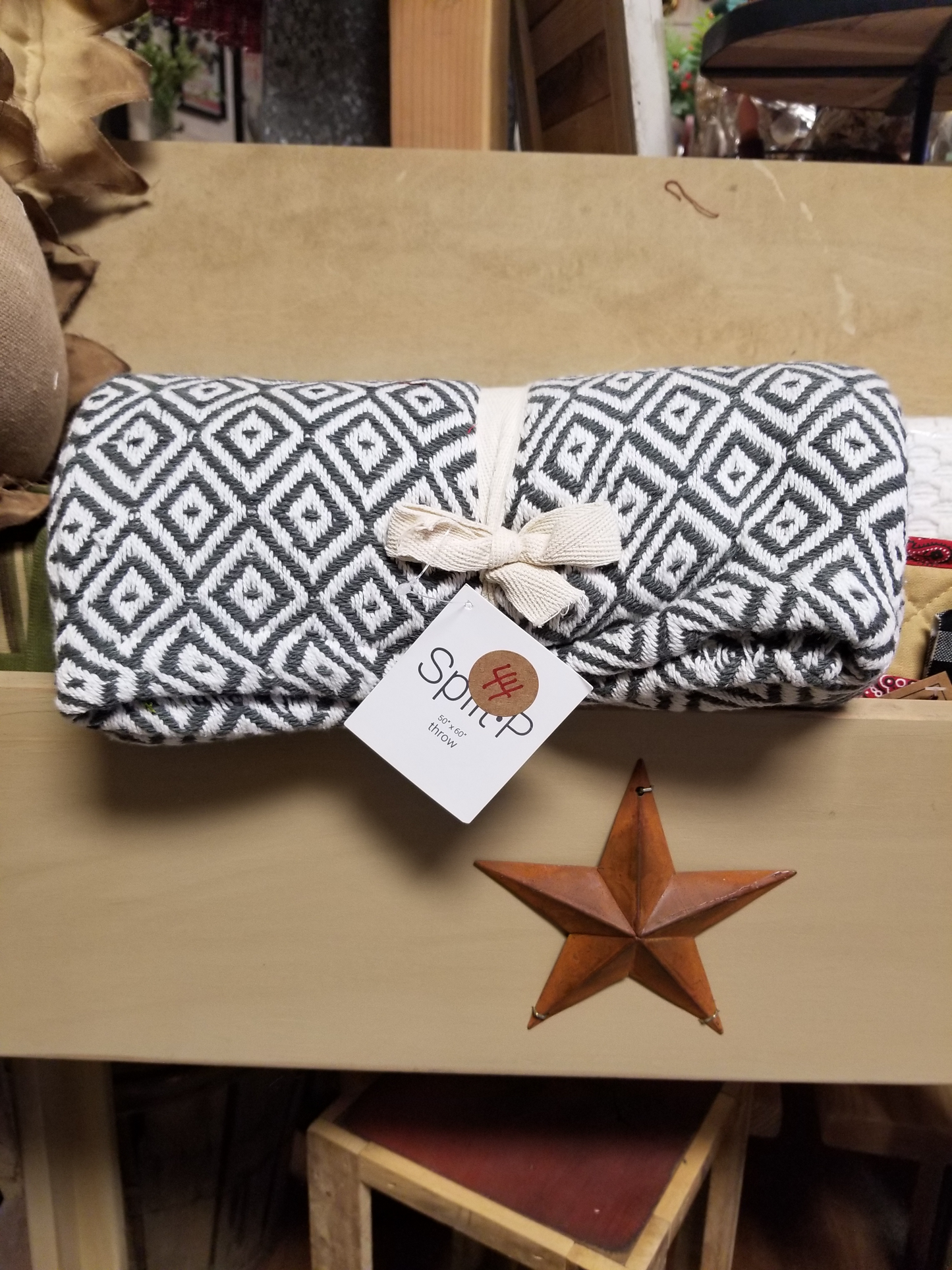Very similar to the Sand & Natural Diamond Throw, available in different colors for those who may not have liked the Sand & Natural.