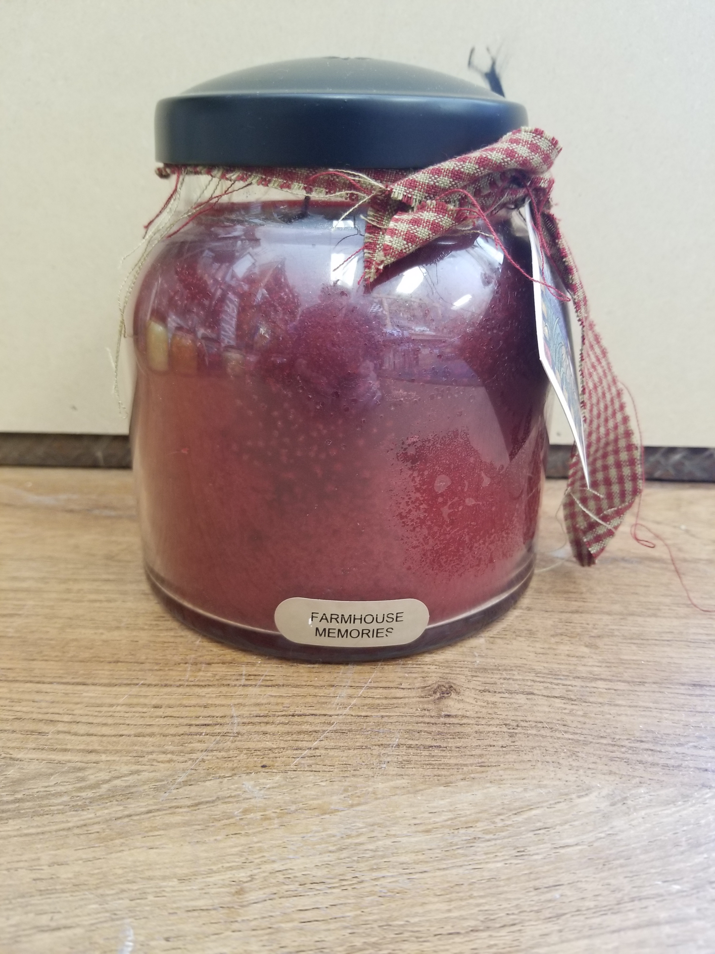 Farm House Memories scented candle consists of a spicy blend of fresh cinnamon, ginger, and cloves, layered in tonka and vanilla.