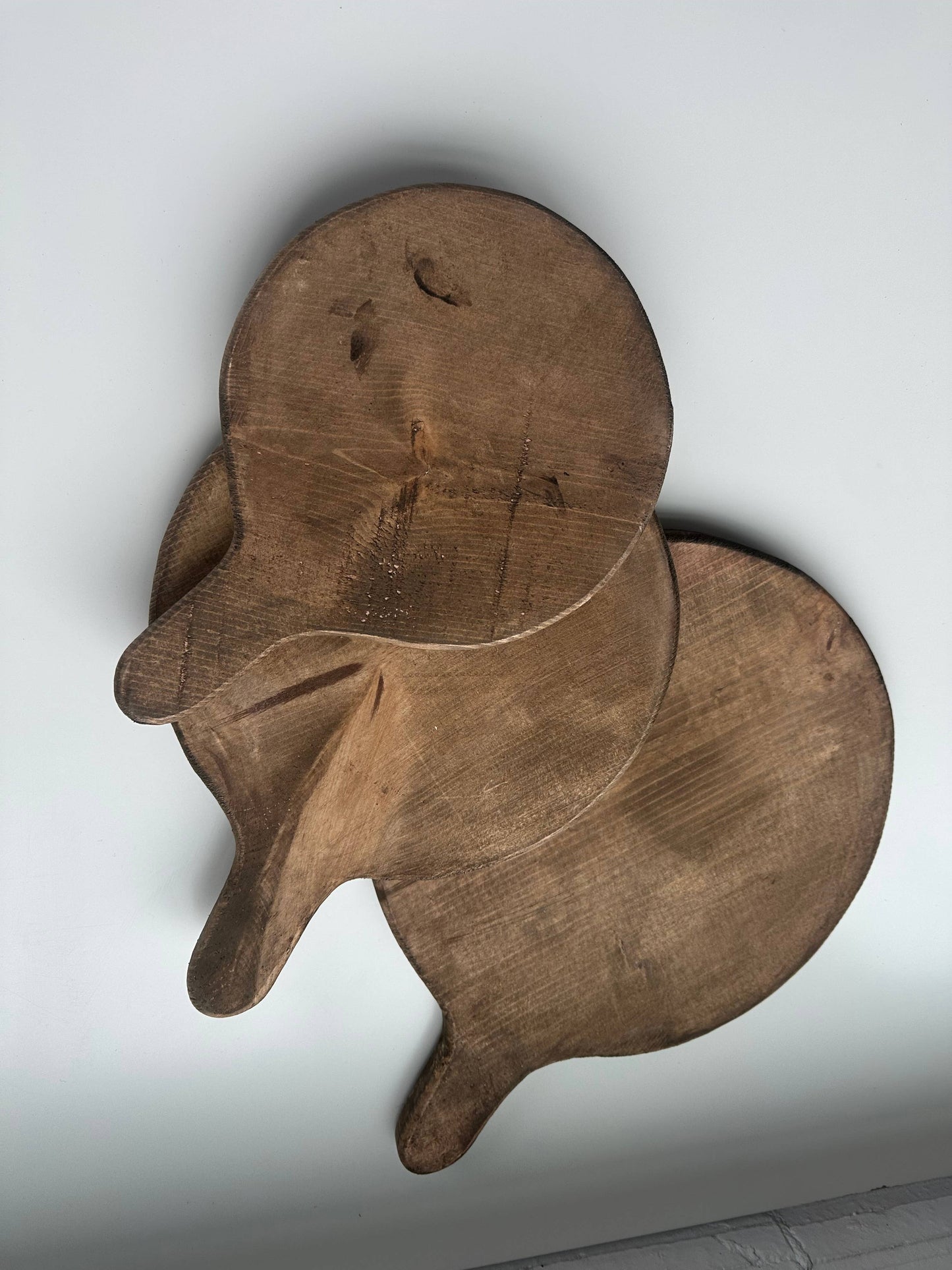 Round board with handle: Walnut / Medium